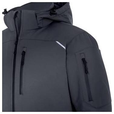 Primo piano di una giacca grigio scuro con cappuccio con tasche con zip anteriori e alle maniche e un piccolo accento riflettente sul petto.