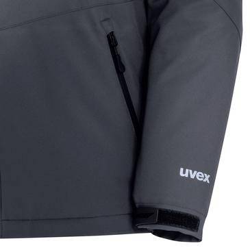 Primo piano della manica di una giacca UVEX grigio scuro con una tasca anteriore con cerniera e il logo 'uvex' vicino al polsino.