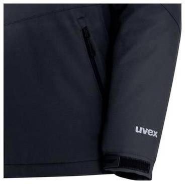 Primo piano di una manica di giacca scura con il logo 'uvex' vicino al polsino e una tasca con cerniera verticale sul petto.