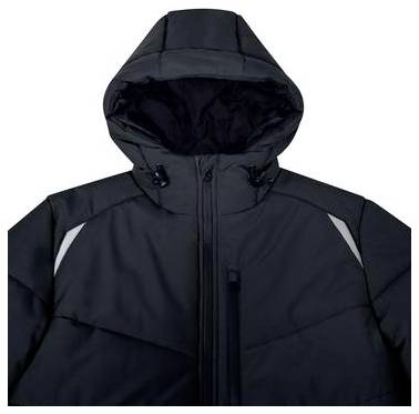 Giacca invernale con cappuccio nero con cerniera frontale e accenti riflettenti sulle spalle, mostrata su uno sfondo bianco neutro.