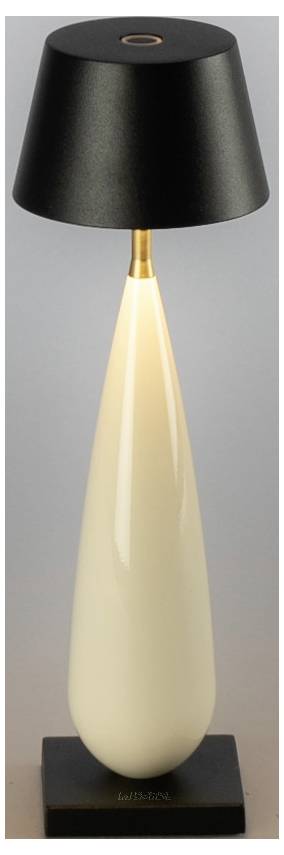 Lampada da tavolo moderna con paralume conico nero e base a goccia in crema lucida su un supporto nero, illuminata con un fascio caldo diretto verso il basso.