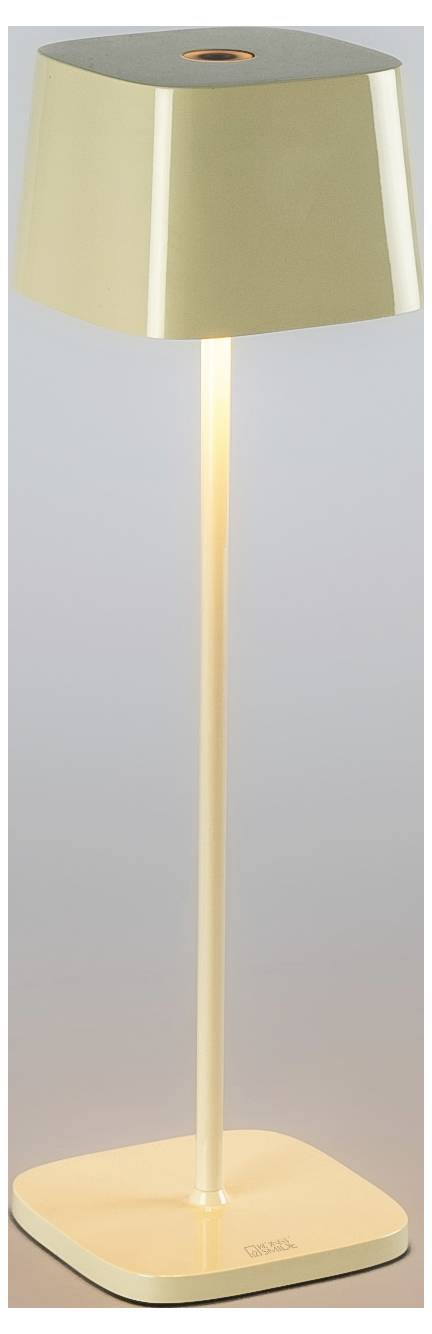 Lampada da tavolo moderna alta con paralume dorato, gambo sottile luminoso e base quadrata su uno sfondo chiaro.