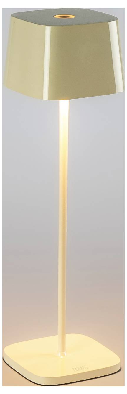 Una moderna lampada da terra beige con base quadrata, palo sottile e paralume affusolato illuminato con una luce calda su uno sfondo neutro.