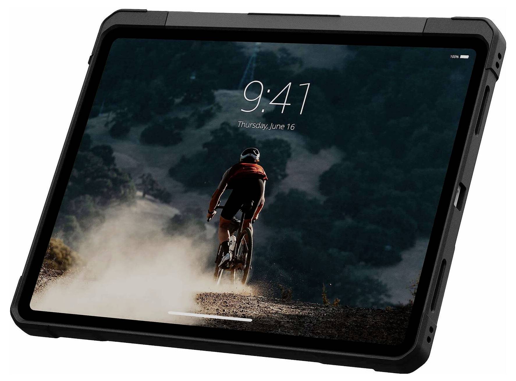 Tablet nero resistente che visualizza un ciclista che salta su un sentiero sterrato con l'ora 9:41 e la data giovedì 16 giugno sullo schermo.