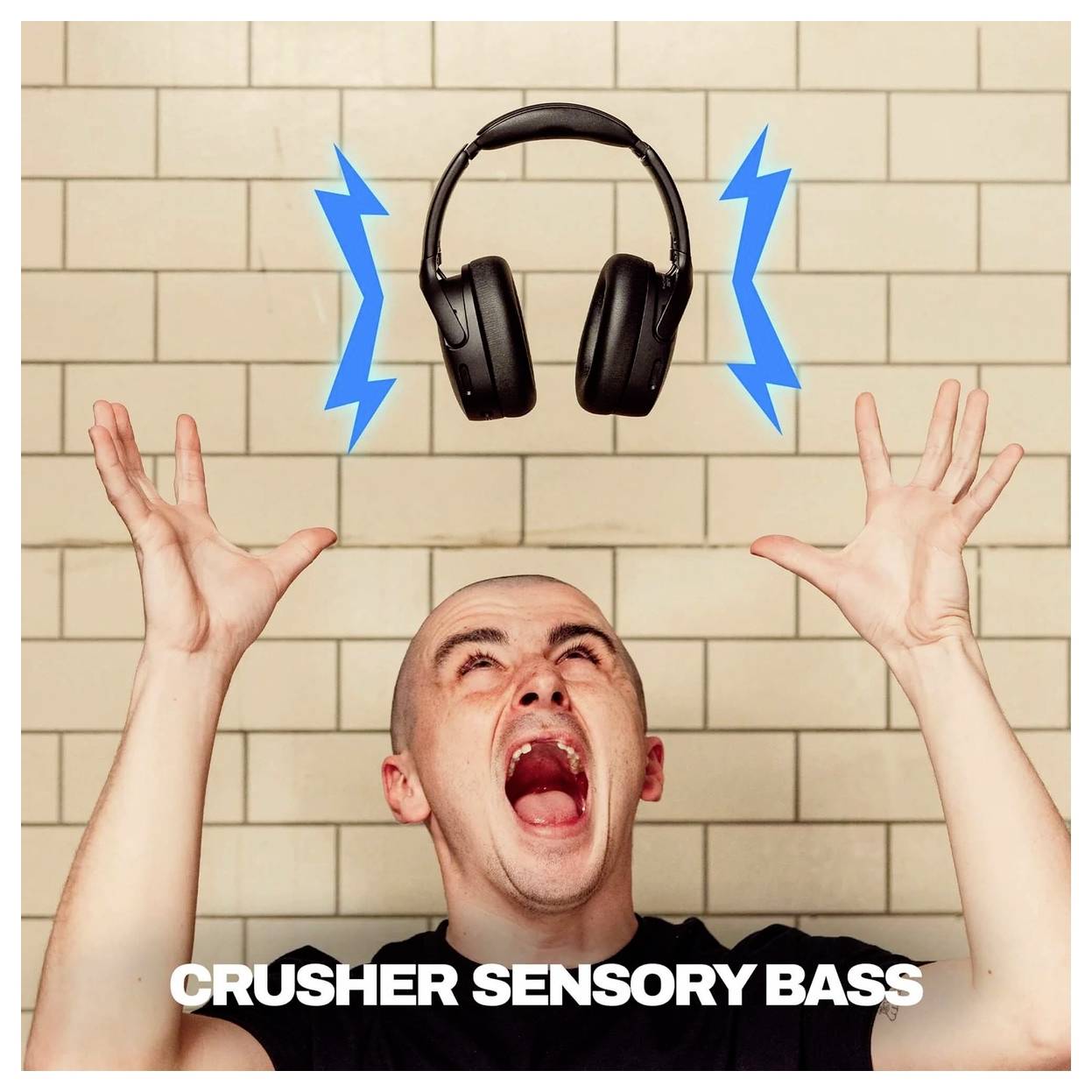 Un uomo grida sotto delle cuffie fluttuanti con lampi di fulmine blu, pubblicizzando il "Crusher Sensory Bass" contro un muro piastrellato.