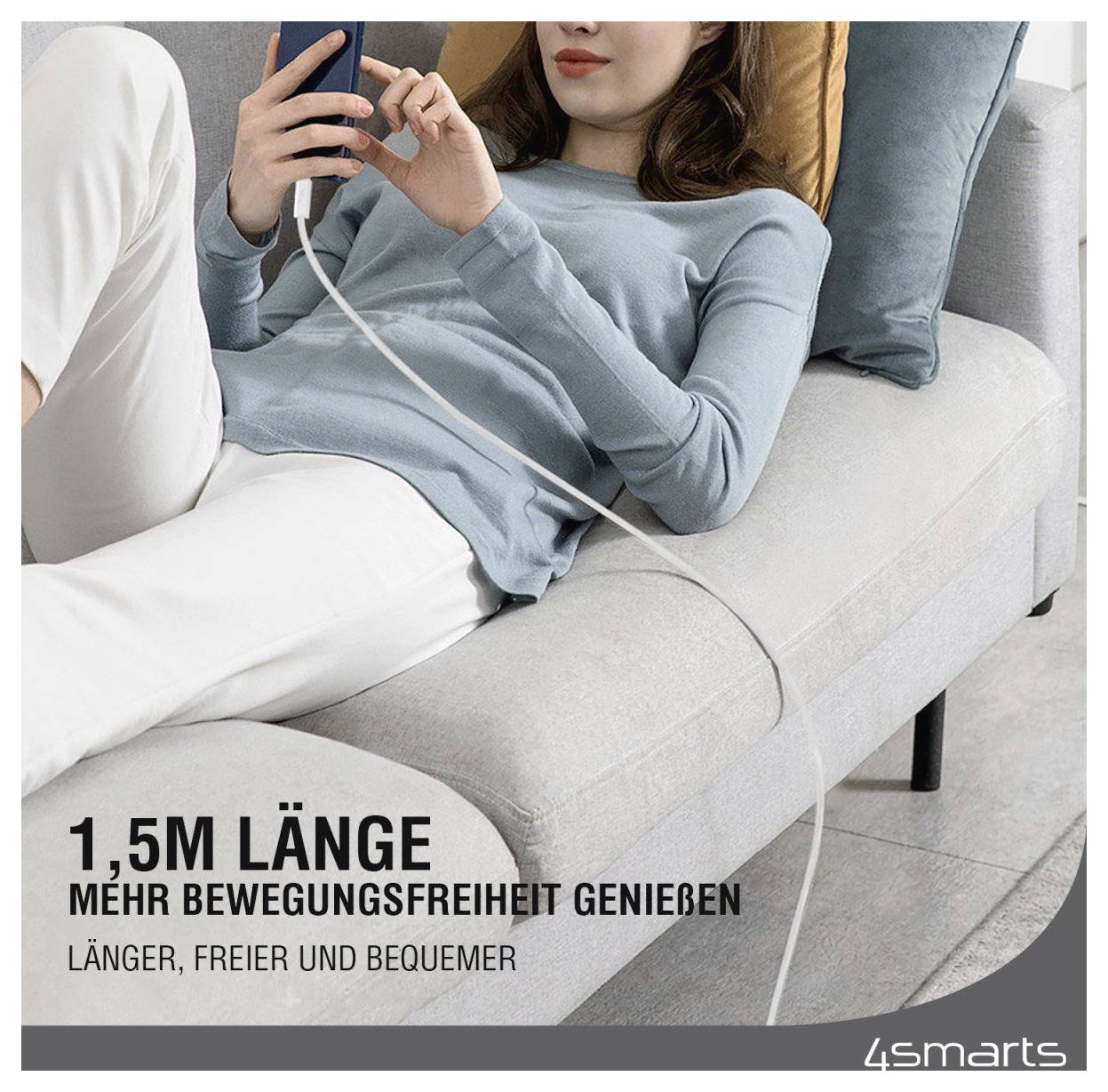 Donna reclinata su un divano mentre utilizza uno smartphone con un cavo di ricarica extra-lungo; il testo dell'annuncio dice "Lunghezza di 1,5M, goditi più libertà di movimento".