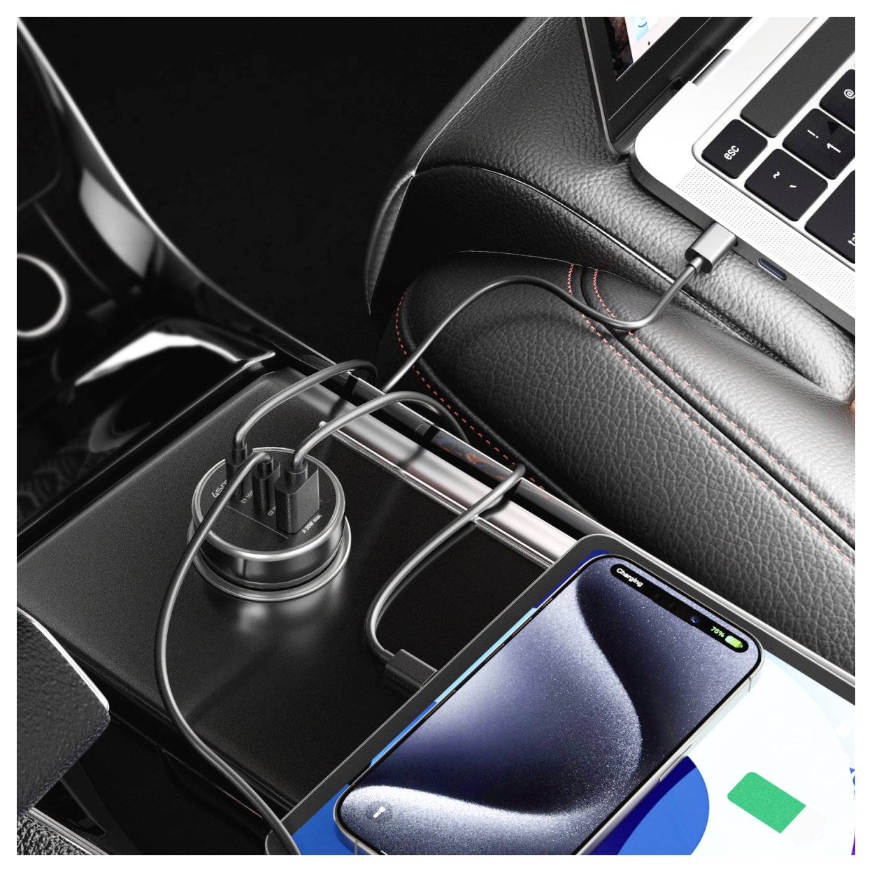 Diversi dispositivi si caricano dall'hub di alimentazione della console centrale dell'auto, con un laptop, un telefono e cavi collegati a un adattatore multiporta.