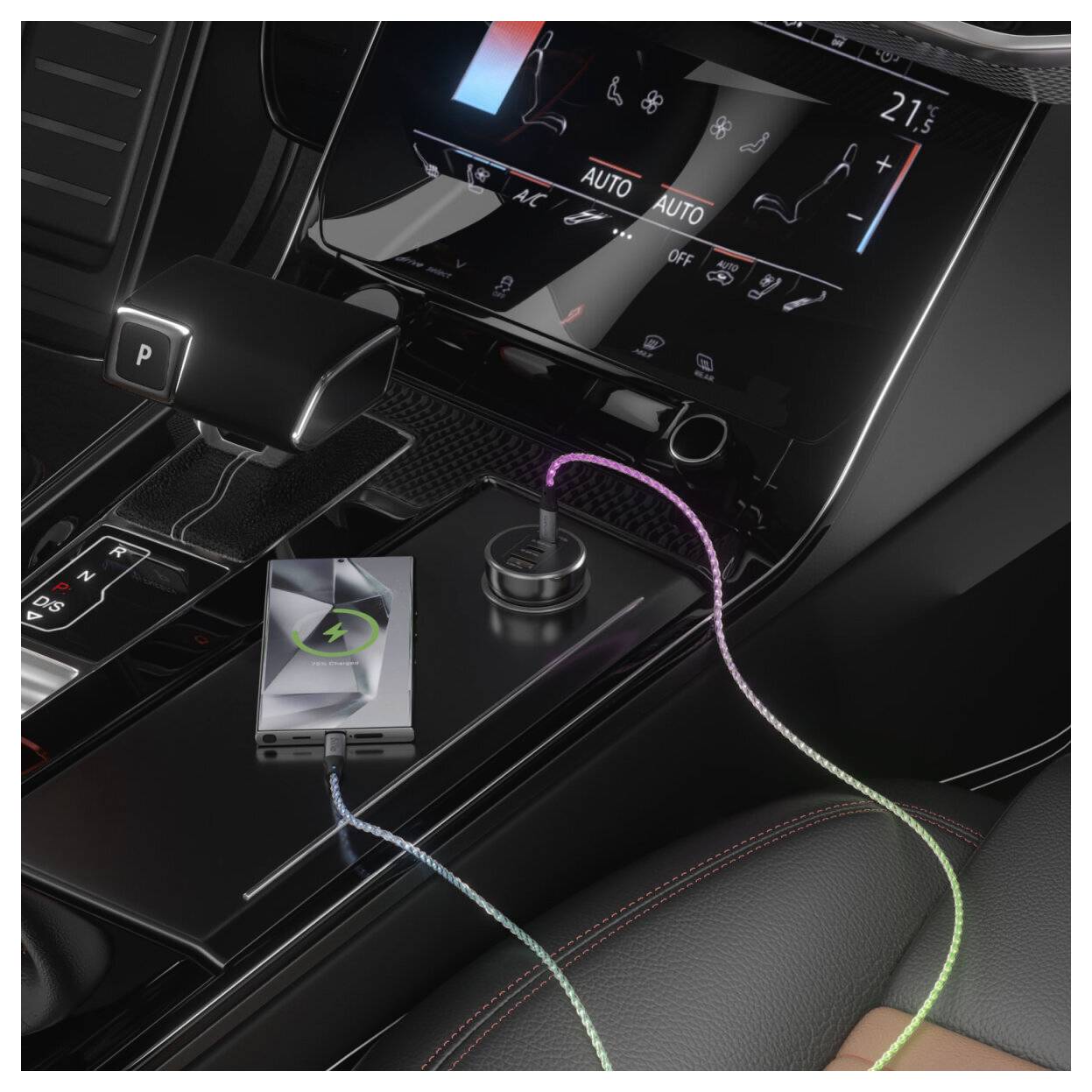 Console centrale dell'auto con un telefono in carica wireless in un piccolo dock e collegato tramite cavo, accanto al selettore del cambio e ai comandi del climatizzatore.
