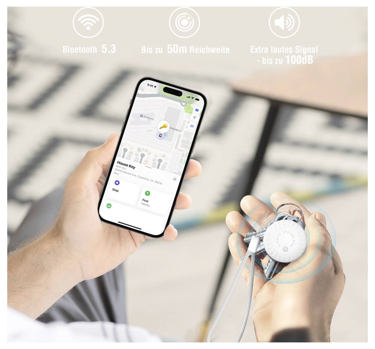Una persona tiene uno smartphone che mostra un'app di tracciamento della mappa mentre localizza le chiavi con un localizzatore di chiavi Bluetooth; il testo evidenzia Bluetooth 5.3, portata di 50 m e segnale acustico di 100 dB.