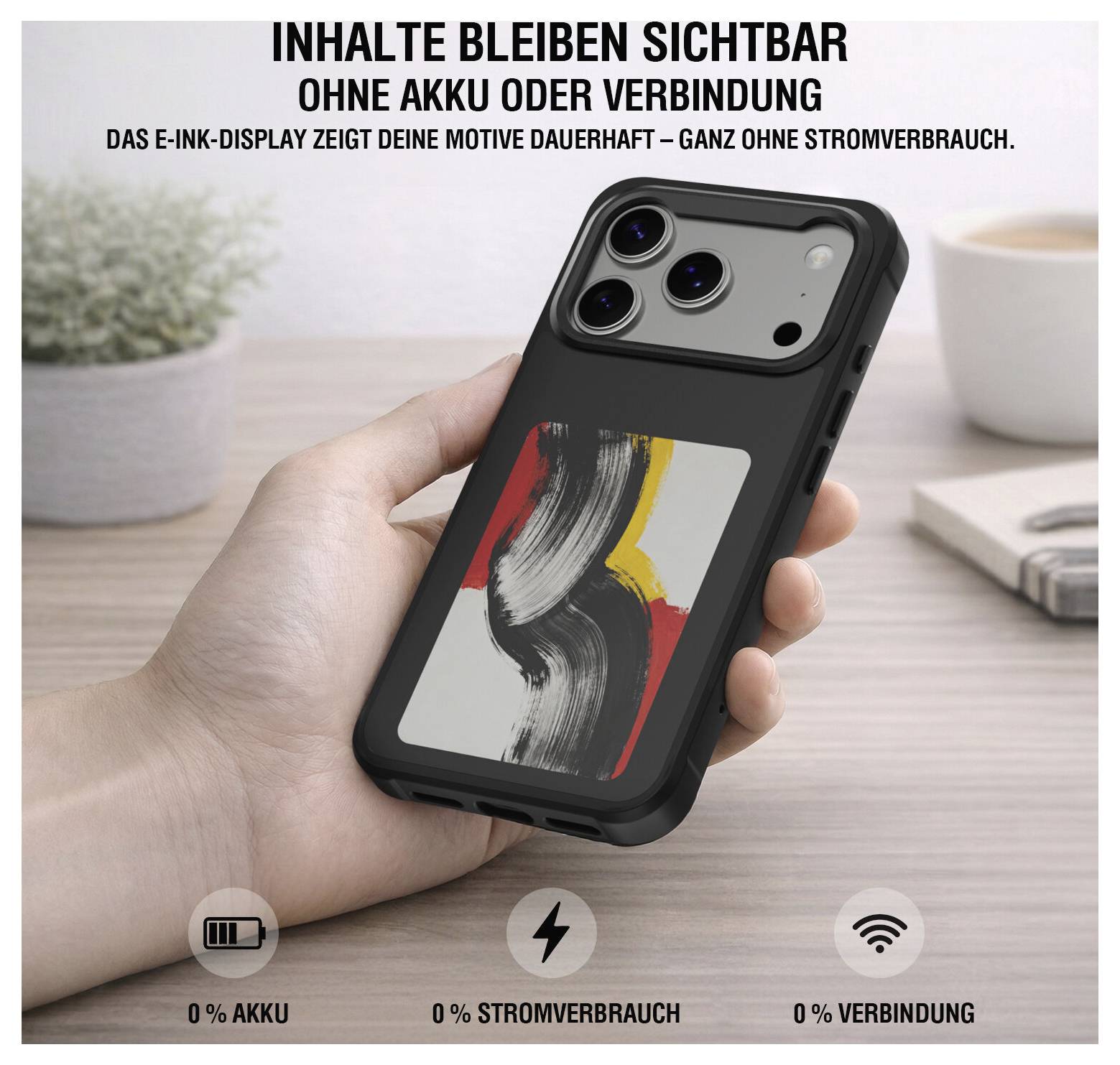 Mano che tiene una custodia nera per smartphone con un display e-ink che mostra un'opera d'arte; il testo tedesco dice che le immagini rimangono visibili senza batteria o connessione, con icone di batteria al 0%, consumo energetico e connessione.
