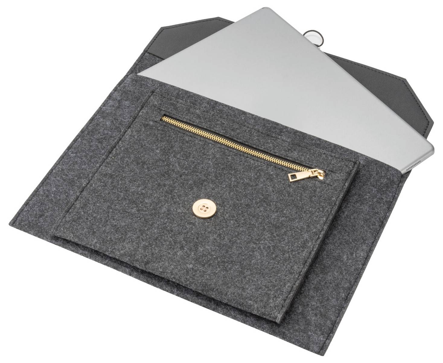 Custodia per laptop in feltro grigio con chiusura a linguetta e tasca frontale con cerniera, mostrata aperta con un laptop argentato parzialmente all'interno.