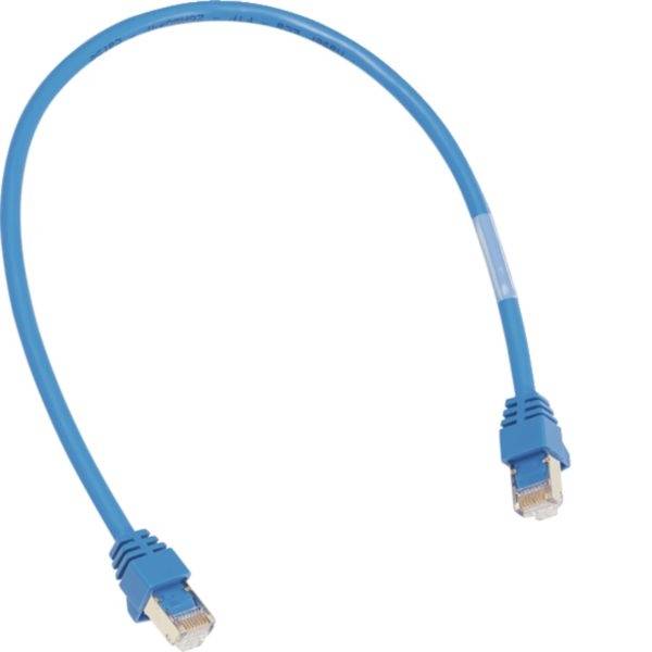 Cavo di rete Ethernet blu con connettori RJ45 su entrambe le estremità, mostrato su sfondo bianco.