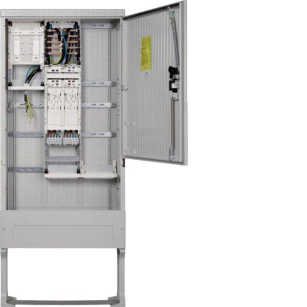 Armadio di controllo elettrico aperto con cablaggio esposto, moduli circuitali e una porta a cerniera su un supporto.