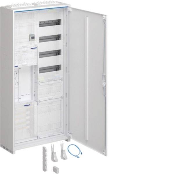 Armadio di rete murale aperto con pannelli installati e accessori per cavi raggruppati disposti sottostante.