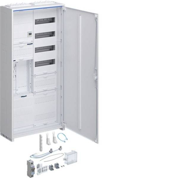 Gabinetto elettrico aperto con porta a cerniera, che mostra binari di montaggio vuoti e diversi componenti di installazione sciolti disposti di seguito.
