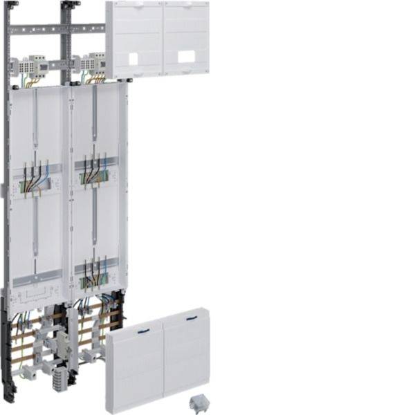 Pannello di distribuzione elettrica aperto con più moduli circuitali, barre collettorici, cablaggio e due pannelli di copertura bianca rimovibili su sfondo bianco.