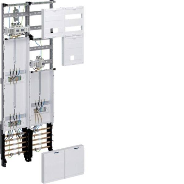 Armadio elettrico montato a parete con componenti interni aperti, cablaggio e interruttori, più due pannelli di copertura bianchi staccati mostrati accanto e sotto di esso.