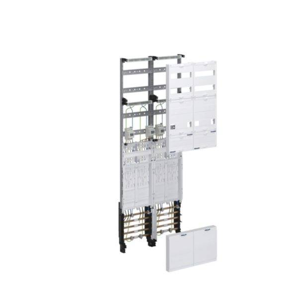 Assemblaggio di pannello elettrico aperto con cablaggio esposto e moduli di circuito, più un pannello di copertura bianco separato mostrato accanto ad esso.