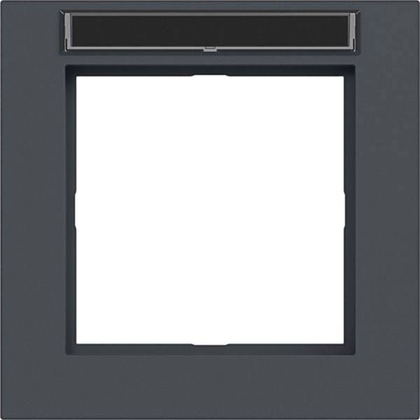 Cornice quadrata grigio scuro con un ampio centro bianco vuoto e una stretta fessura per etichetta vuota in alto.