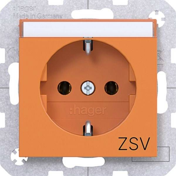 Placca di copertura per presa elettrica a parete Hager arancione etichettata 'ZSV' con apertura per presa di tipo europeo su telaio di montaggio in metallo.