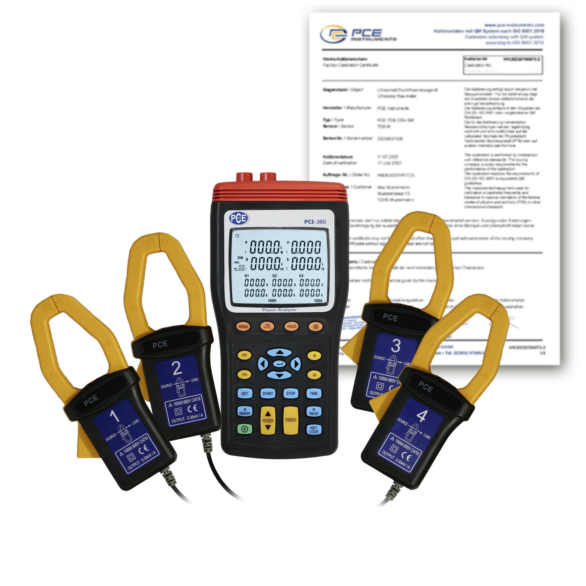 Un kit di test con pinza amperometrica composto da quattro pinze di corrente, un misuratore digitale portatile e un documento di certificato di calibrazione sullo sfondo.