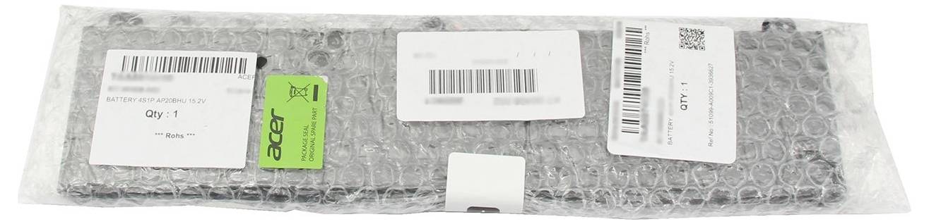 Pacco per spedizione avvolto in pluriball con molteplici etichette di codice a barre e indirizzi, inclusa un'etichetta Acer, che indica un pacco inviato per posta.