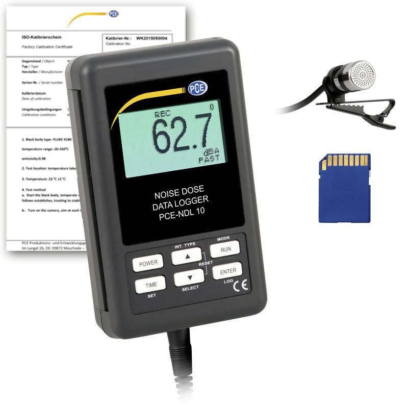 Datalogger di dose di rumore che mostra 62,7 dBA sul display, con microfono, scheda di memoria e certificato di calibrazione.