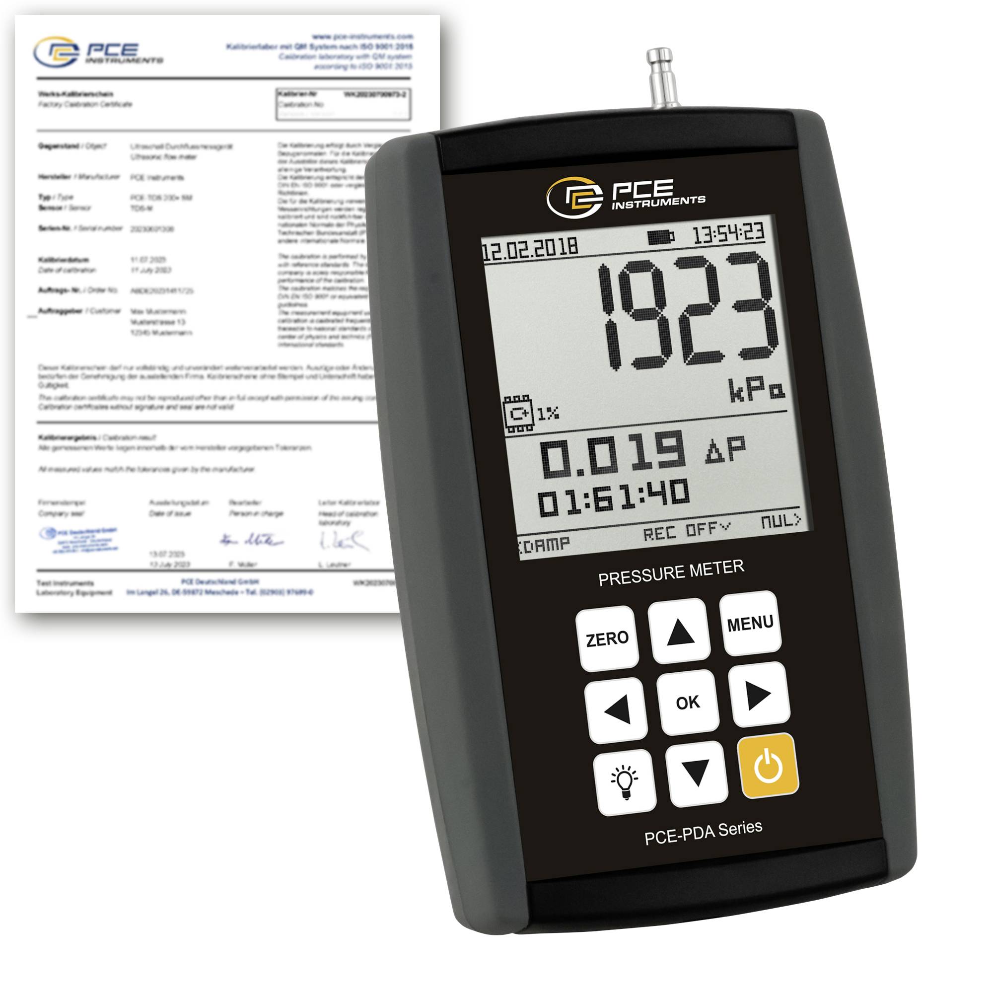 Strumento portatile PCE Pressure Meter che visualizza 1923 kPa, accanto a un documento di certificato di calibrazione.
