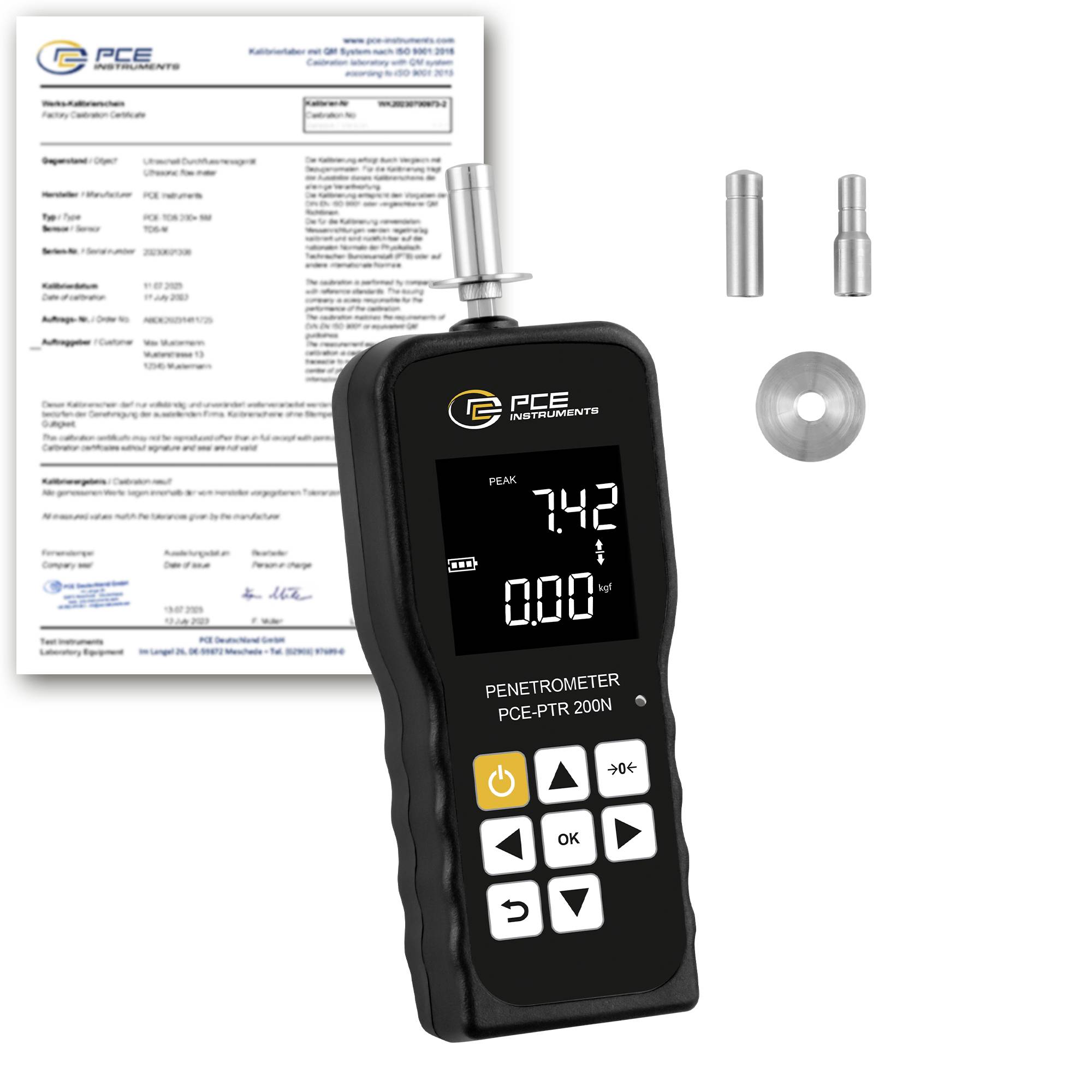 Strumento penetrometro portatile PCE Instruments con display digitale, punte di sonda, certificato di calibrazione e disco di campione su sfondo bianco.