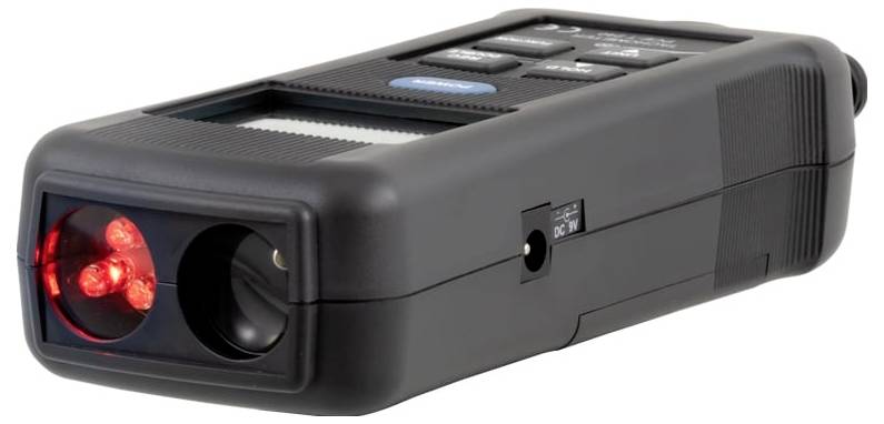 Misuratore di distanza laser portatile nero con emettitore laser rosso e lente frontale, mostrato su sfondo bianco.