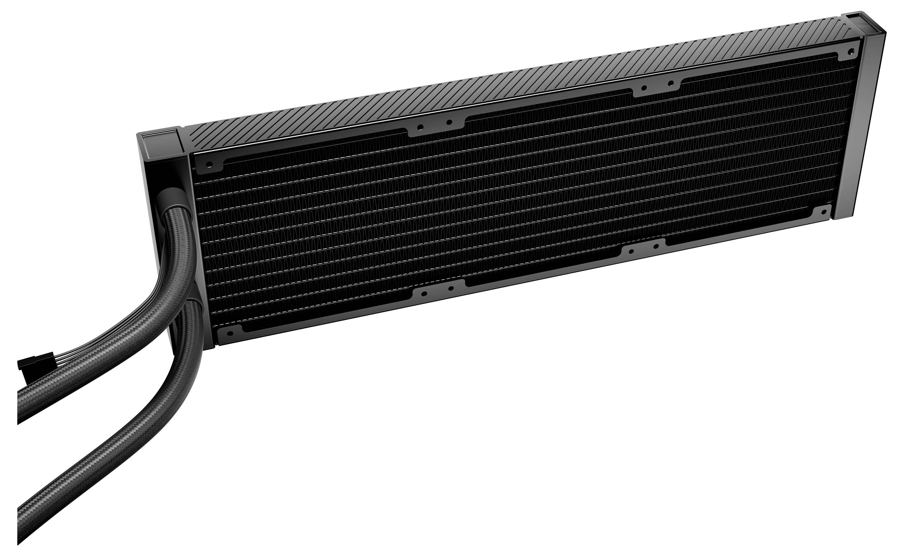 Radiatore refrigerante per liquido rettangolare nero con due tubi collegati, mostrato isolato su sfondo bianco.