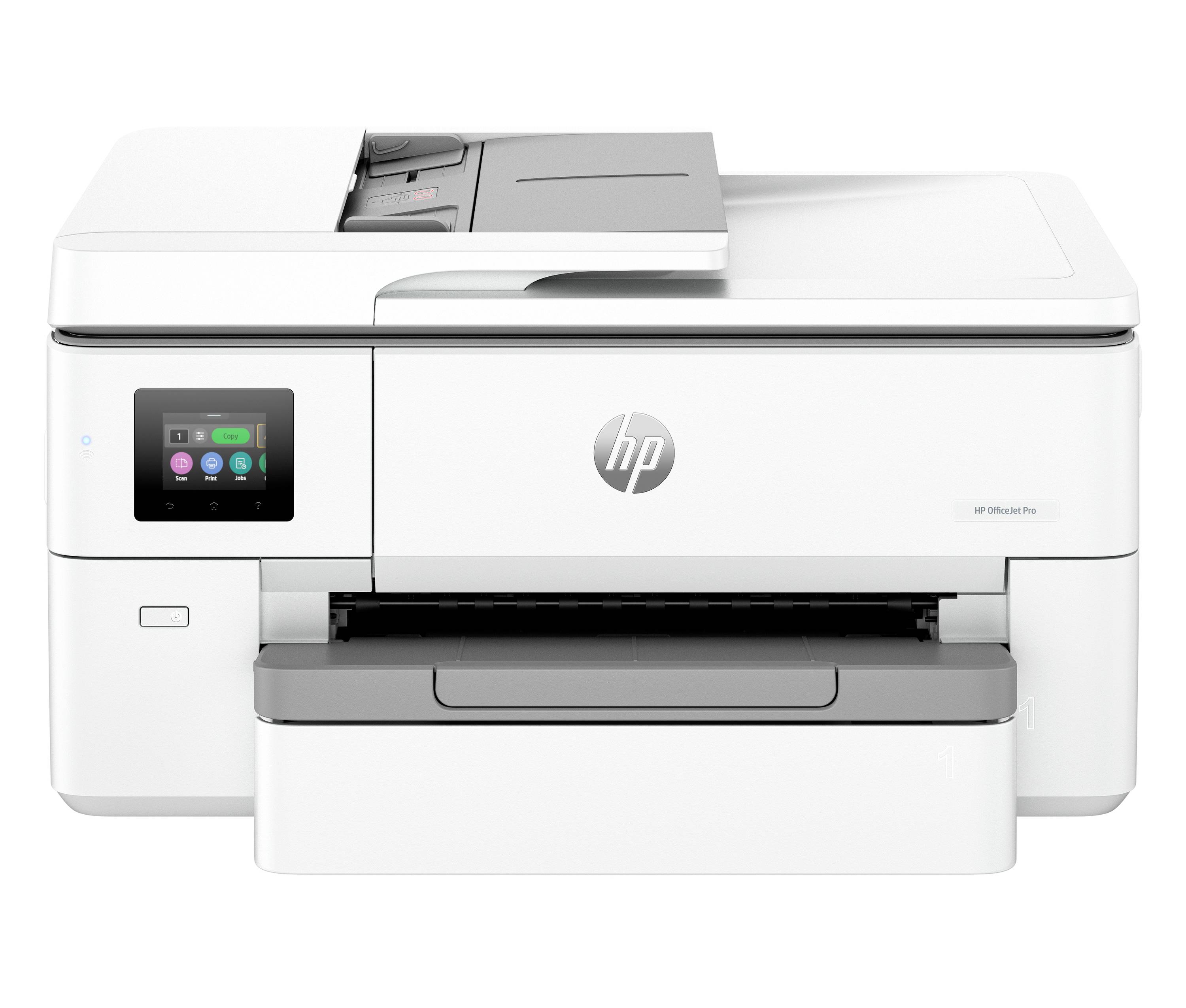 Stampante multifunzione HP bianca con display touchscreen e vassoio di uscita aperto, mostrata in vista frontale su sfondo bianco.