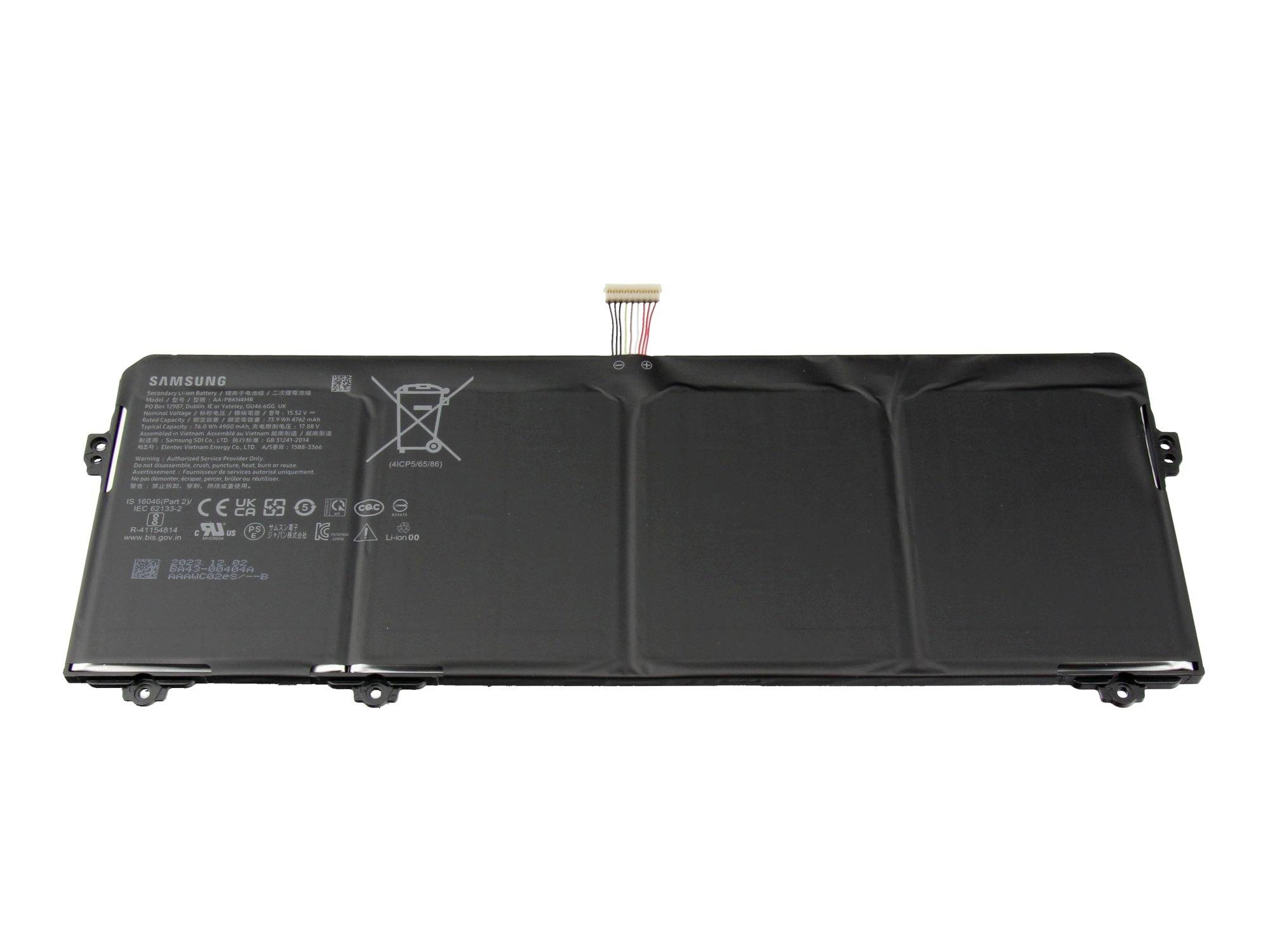 Pacco batteria per laptop Samsung di colore nero con connettore centrale e etichette di sicurezza stampate su sfondo bianco.