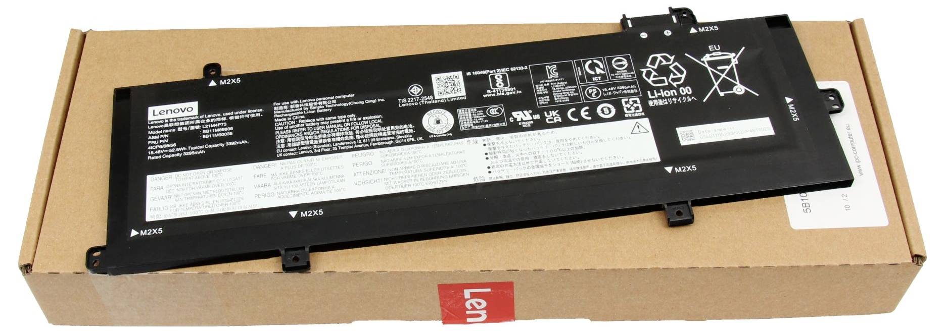 Una batteria per laptop Lenovo riposa in una scatola di spedizione in cartone, mostrando l'etichetta posteriore e i contatti di collegamento.