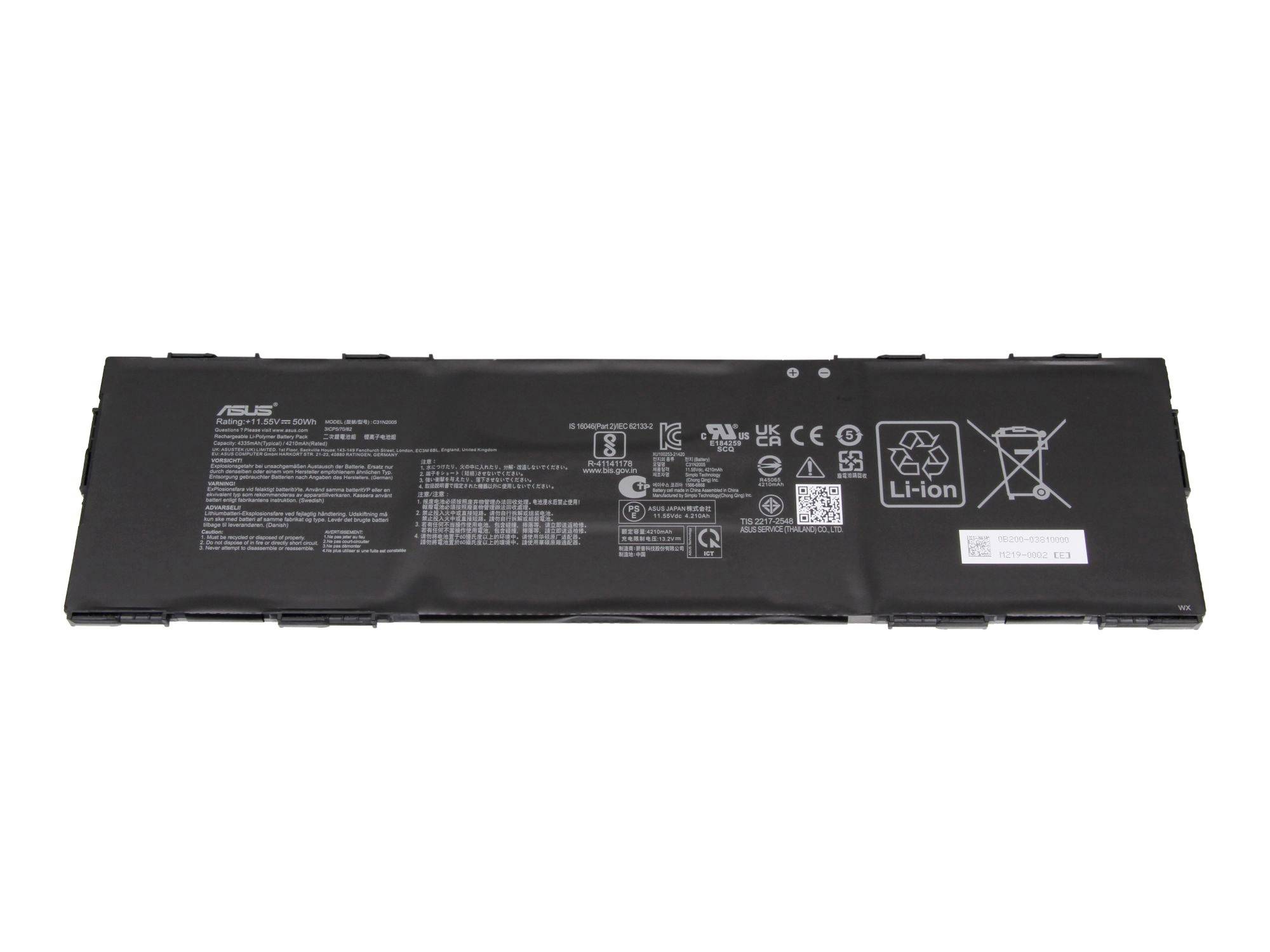 Batteria per laptop ASUS nera lunga con etichette di prodotto e simboli di riciclaggio Li-ion su sfondo bianco.