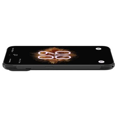Smartphone nero mostrato in orizzontale con uno sfondo di carta da parati a esplosione astratta arancione e un grande "08" sullo schermo.