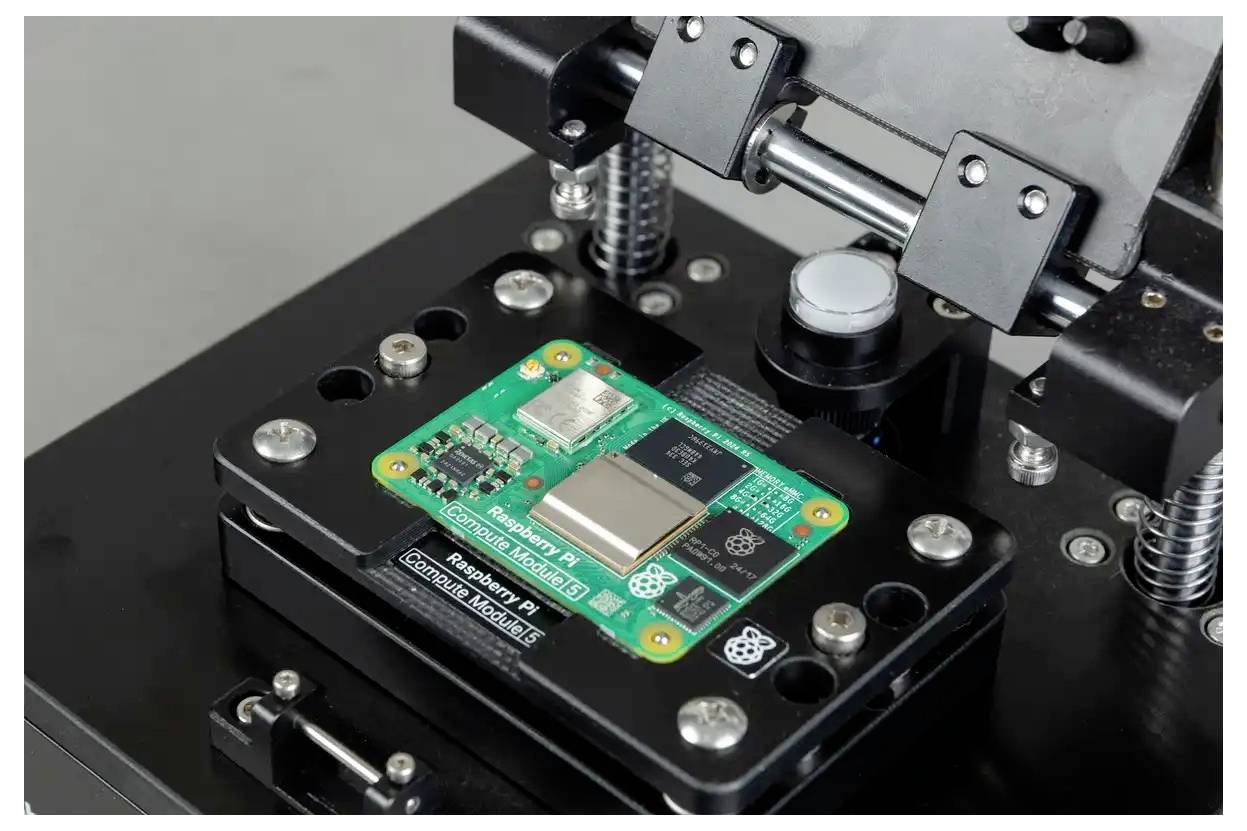 Primo piano di un modulo Raspberry Pi montato su un supporto di prova nero o su un'armatura robotica con molle e staffe metalliche.