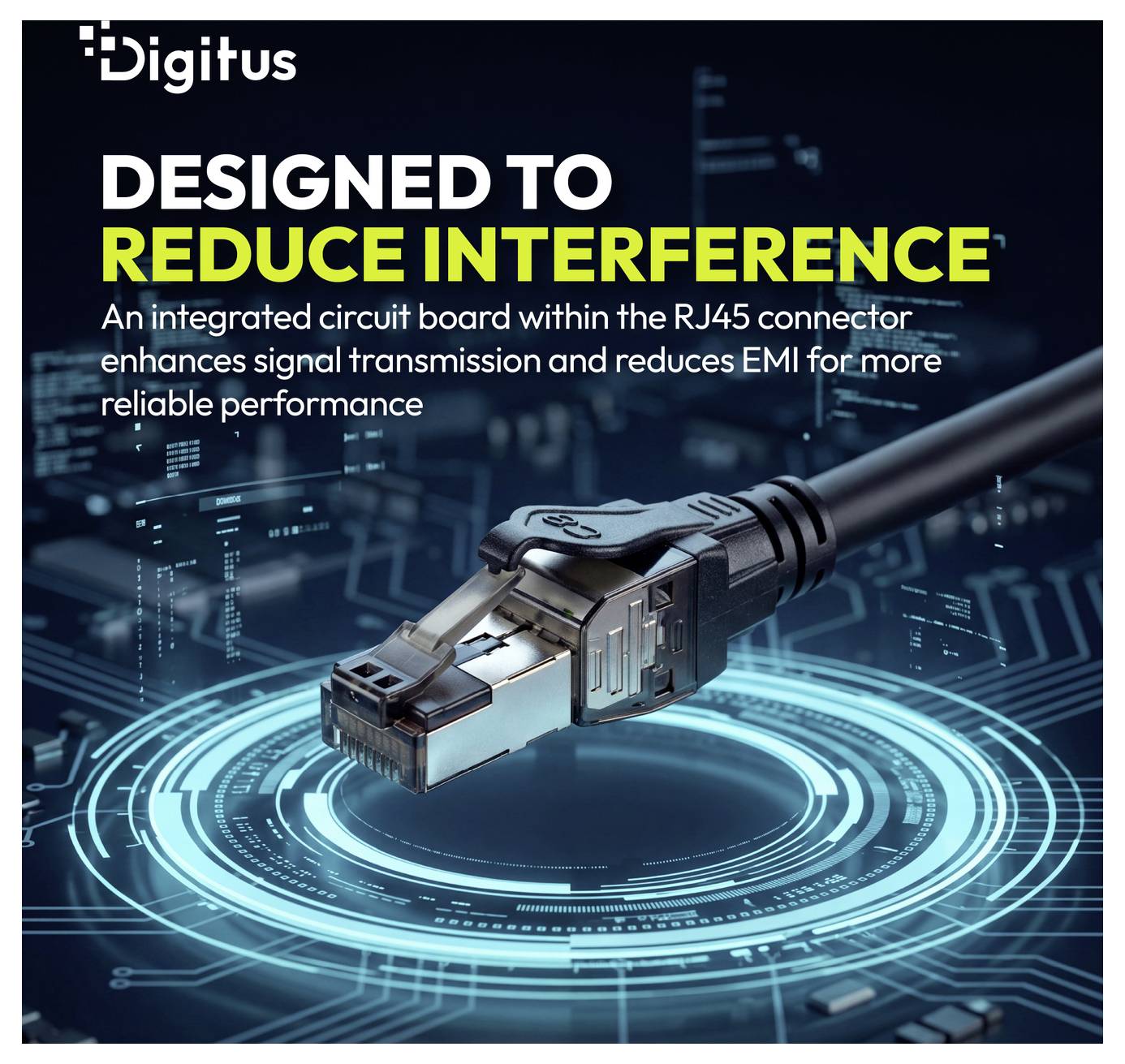 Grafica promozionale Digitus di un connettore per cavo Ethernet RJ45 con testo "PROGETTATO PER RIDURRE LE INTERFERENZE," evidenziando un circuito integrato che riduce le interferenze elettromagnetiche per una trasmissione del segnale affidabile.