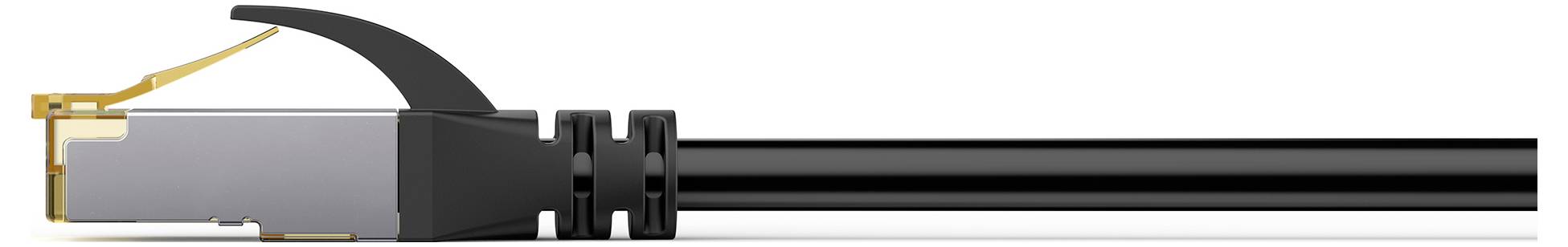 Primo piano di un cavo Ethernet con un connettore RJ45, che mostra il connettore nero e il cavo grigio e nero collegato.