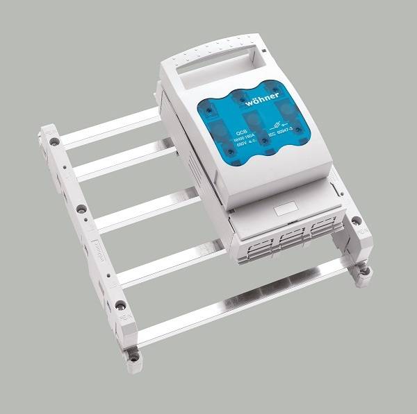 Supporto di montaggio per contatore elettrico bianco con dispositivo 'wöhner' coperto di blu, mostrato su uno sfondo grigio neutro.