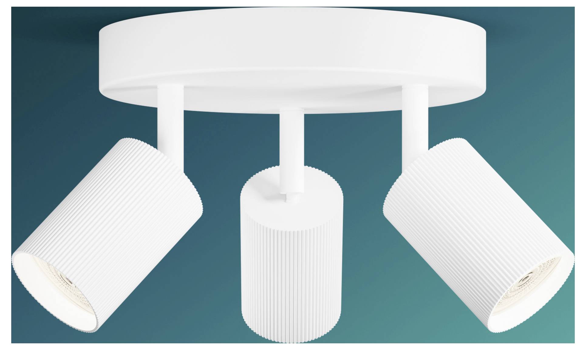 Plafoniera a tre luci in bianco con testine lampada cilindriche regolabili su una base rotonda su sfondo teal.