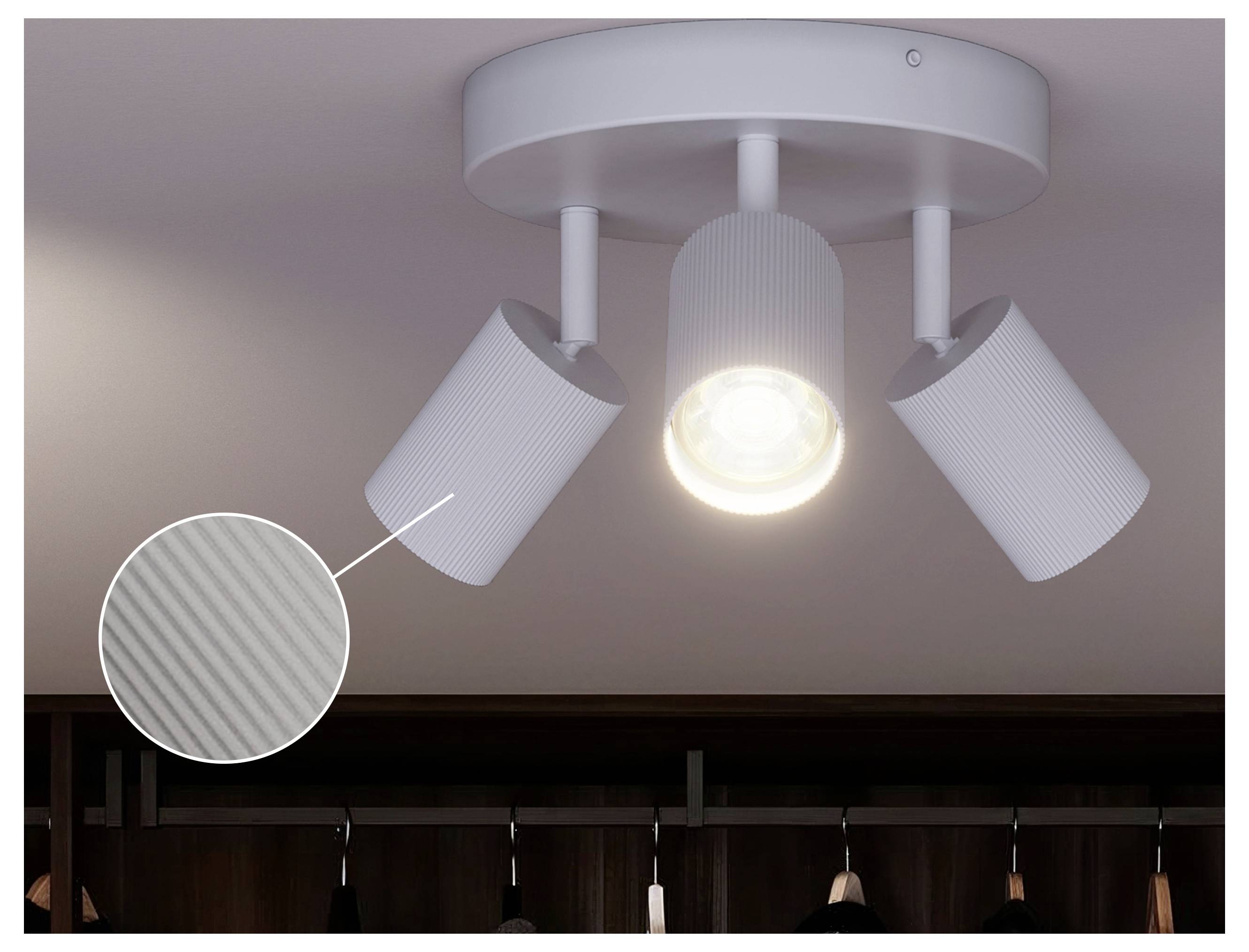 Plafoniera a tre luci da soffitto bianca con una lampadina accesa; il callout in riquadro mostra la superficie della paralume con trama a costolature.