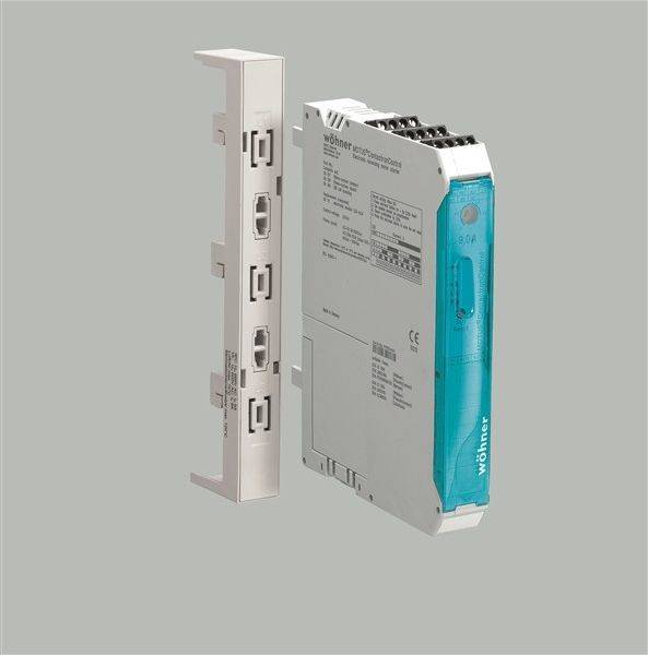 Modulo elettronico industriale con connettore frontale rimovibile e copriestremità Wöhner blu, mostrato su uno sfondo grigio neutro.