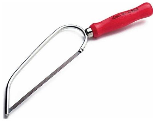 Seghetto manuale con manico rosso su sfondo bianco.