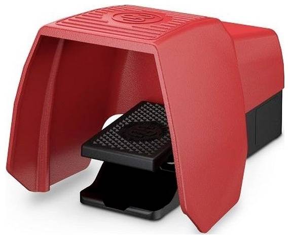 Interruttore a pedale rosso con copertura protettiva, che mostra un pedale di pressione nero all'interno per il controllo senza l'uso delle mani.