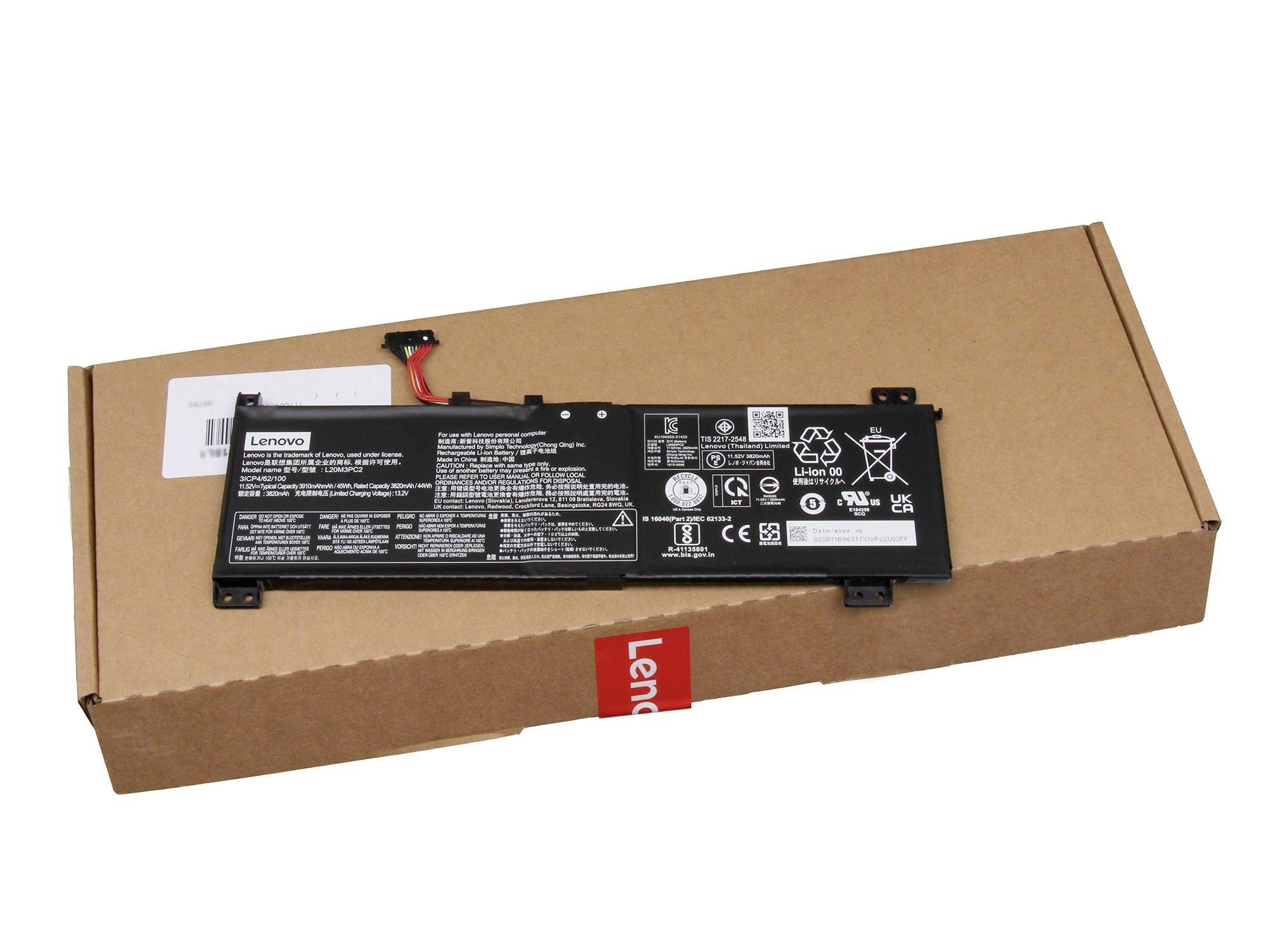 Batteria per laptop Lenovo appoggiata su una scatola di spedizione in cartone su uno sfondo bianco.