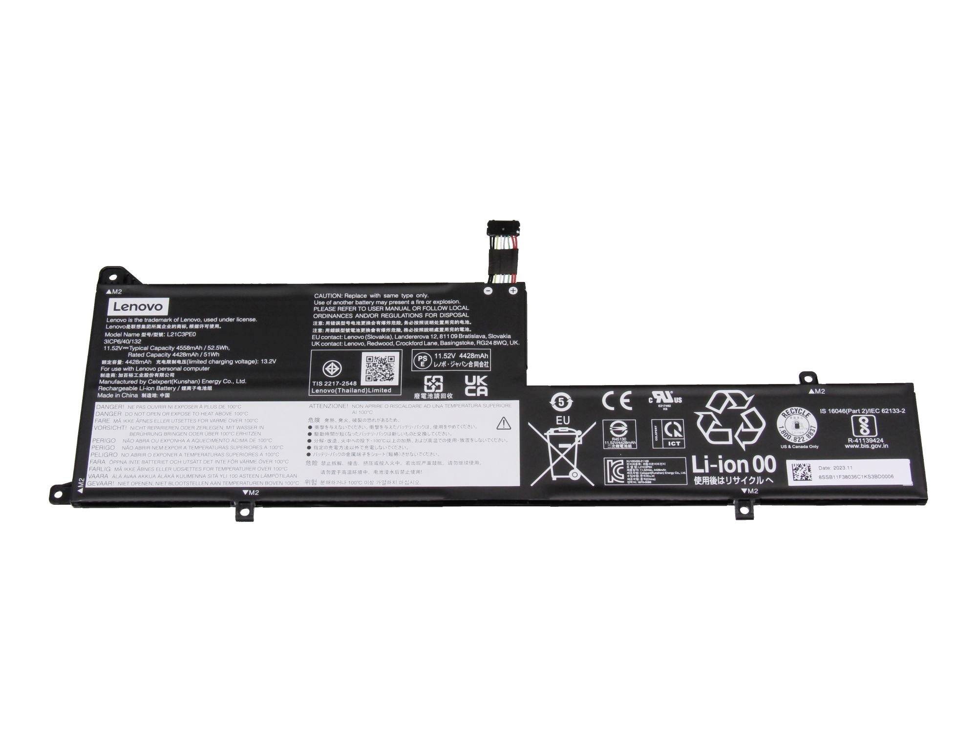 Pacco batteria per laptop Lenovo con etichette e cavo connettore su sfondo bianco.
