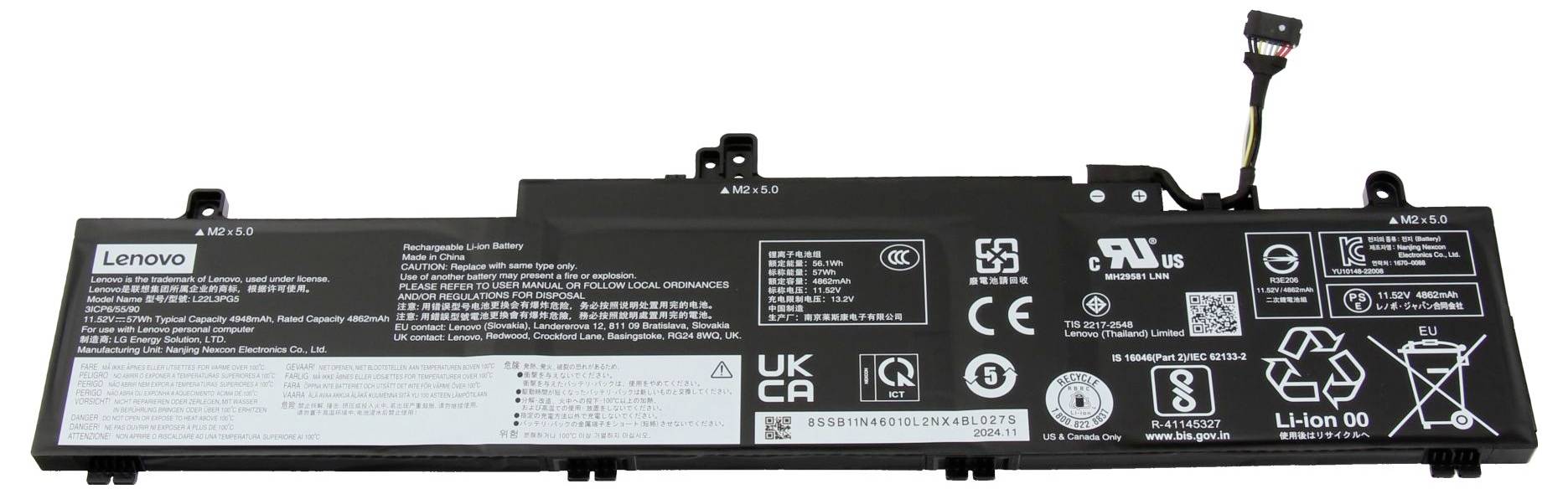 Pacco batteria per laptop Lenovo mostrato dal lato inferiore, una batteria rettangolare lunga e nera con etichette di avvertimento e certificazione.
