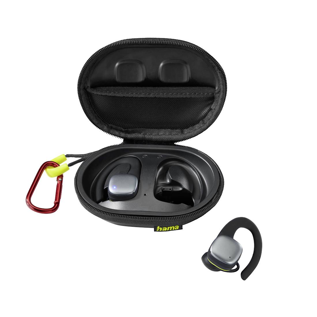 Custodia rigida nera aperta che contiene auricolari wireless e accessori di ricarica, con moschettone rosso collegato.
