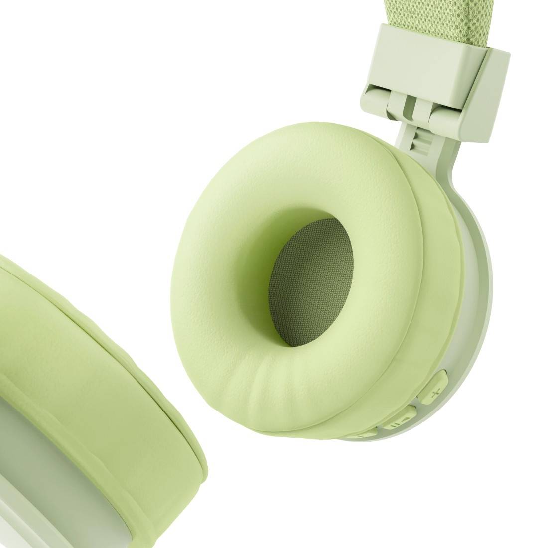Primo piano di cuffie over-ear verde chiaro con padiglione auricolare imbottito e fascia regolabile su sfondo bianco.